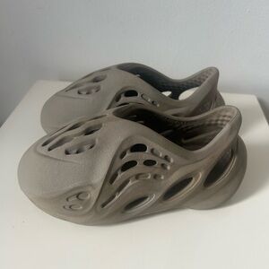 Yeezy Kids Sandals in Gray